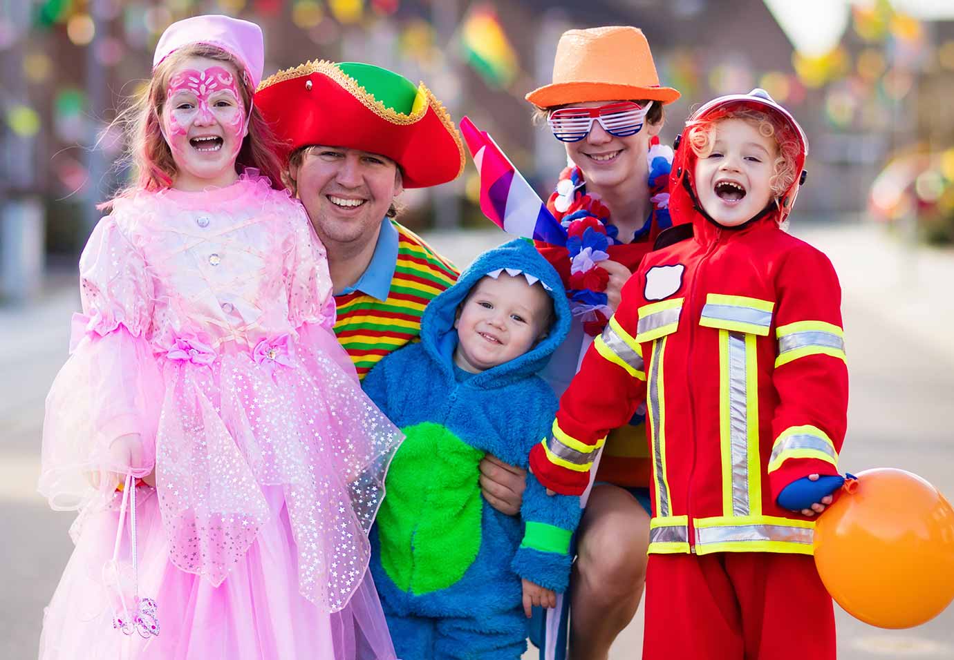 Kinder und ihr Vater sind verkleidet