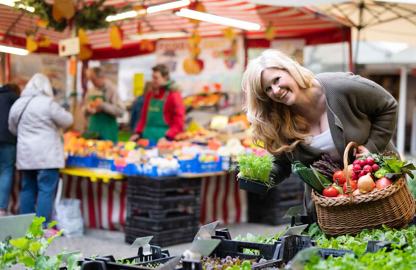 Wochenmarkt mit frischem Angebot